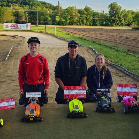 Bild enthält, Person, Walking, Adult, Male, Man, Field, Boy, Teen, Glasses, People