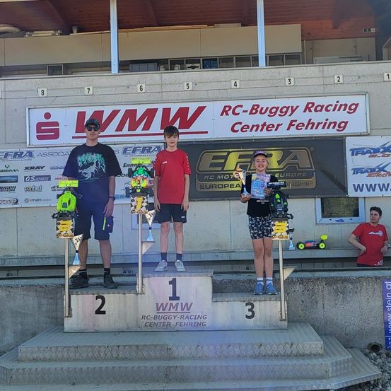 Bild enthält, Clothing, Shorts, Person, Footwear, Shoe, Advertisement, E-scooter, Vehicle, Accessories, Glasses