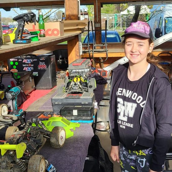 Bild enthält, Pants, Cap, Hat, Person, Photography, Portrait, Baseball Cap, T-Shirt, Wood, Factory