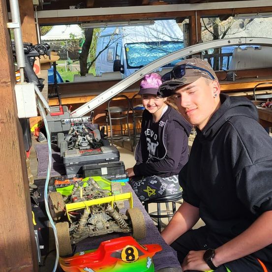 Bild enthält, Person, Photography, Portrait, Cap, Hat, Hardhat, Factory, Baseball Cap, Adult, Man