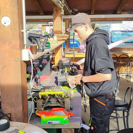 Bild enthält, Factory, Manufacturing, Workshop, Furniture, Table, Adult, Male, Man, Person, Wood