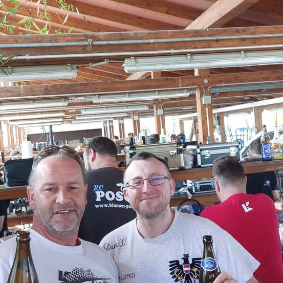 Bild enthält, T-Shirt, Person, Photography, Portrait, Beer, Lager, Pub, Shelter, Restaurant, Man