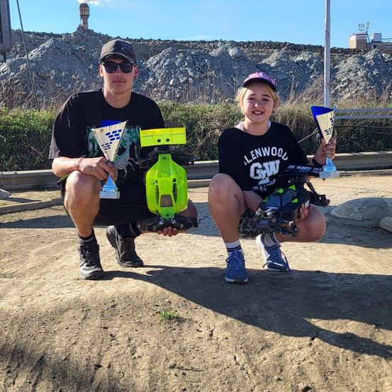 Bild enthält, Shorts, Soil, Photography, Portrait, Baseball Cap, Cap, T-Shirt, Rock, Park, People