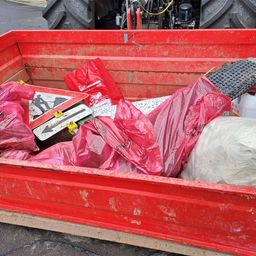 Bild enthält, Garbage, Trash, Person