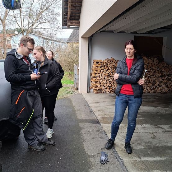 Bild enthält, Clothing, Pants, Coat, Jacket, Adult, Male, Man, Person, Jeans, People