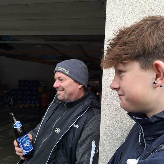 Bild enthält, Coat, Jacket, Person, Portrait, Cap, Beer, Boy, Male, Teen, Man