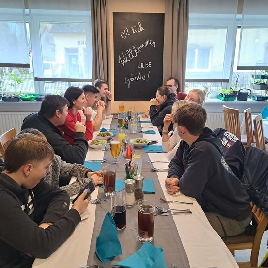 Bild enthält, People, Person, Boy, Child, Male, Student, Blackboard, Restaurant, Adult, Man