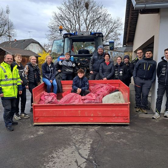 Bild enthält, Hoodie, Adult, Male, Man, Person, Shoe, Coat, Jacket, Jeans, Hat