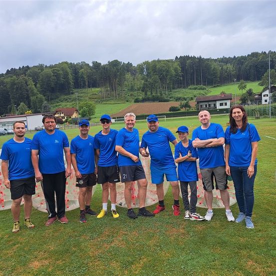 Bild enthält, People, Person, Groupshot, Grass, T-Shirt, Adult, Male, Man, Shorts, Baseball Cap
