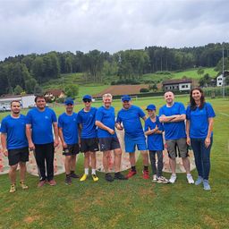 Bild enthält, People, Person, Groupshot, Grass, T-Shirt, Adult, Male, Man, Shorts, Baseball Cap