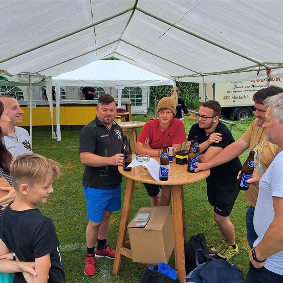 Bild enthält, Adult, Female, Person, Woman, Boy, Child, Male, Outdoors, Nature, Box