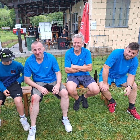 Bild enthält, People, Person, Grass, Shorts, Shelter, Backyard, T-Shirt, Soccer Ball, Shoe, Park