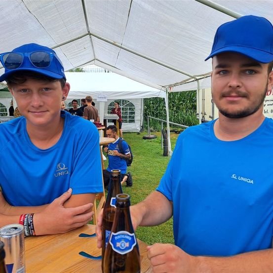 Bild enthält, Beer, Person, Portrait, Shelter, Cap, Hat, Lager, Baseball Cap, Adult, Man