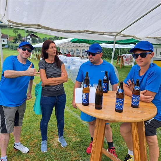 Bild enthält, Outdoors, Nature, Countryside, Rural, Farm, Alcohol, Beverage, Vineyard, Man, Person