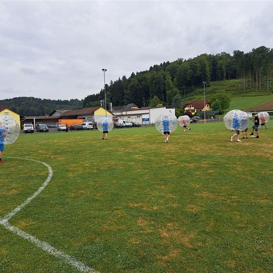 Bild enthält, Field, Person, Car, Transportation, Vehicle, Clothing, Footwear, Shoe, People