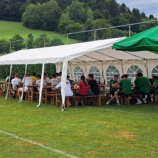 Bild enthält, People, Person, Grass, Plant, Shoe, Bench, Hat, Fun, Party, Lawn