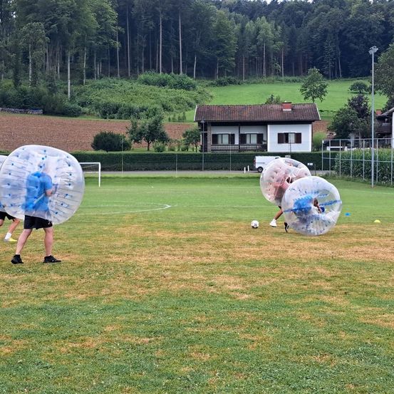 Bild enthält, Grass, Outdoors, Shelter, Field, Soccer Ball, Person, People, Backyard, Nature, Shoe