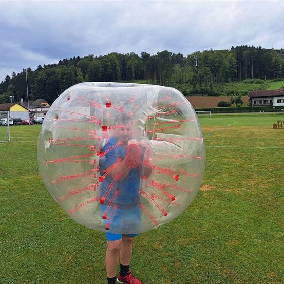 Bild enthält, Grass, Plant, Person, Building, Outdoors, Shelter, Car, Transportation, Vehicle, Face