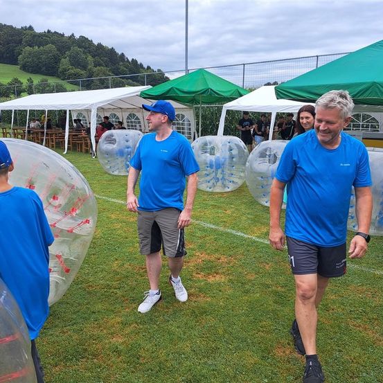 Bild enthält, Shelter, Shorts, T-Shirt, Grass, Park, Person, Adult, Male, Man, People