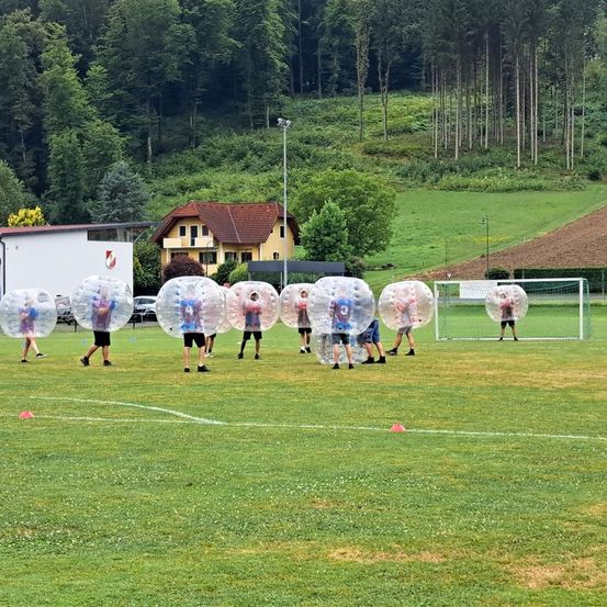 Bild enthält, People, Person, Car, Transportation, Vehicle, Footwear, Shoe, Football, Sport, Field