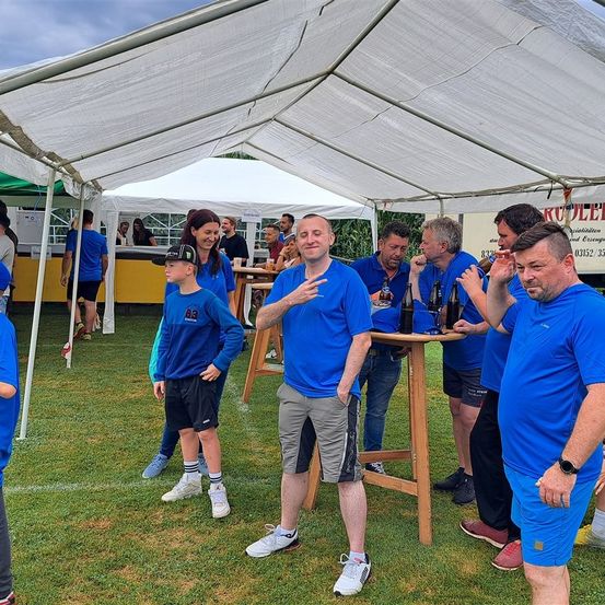 Bild enthält, People, Person, Shelter, Adult, Male, Man, Boy, Teen, Shorts, Wristwatch