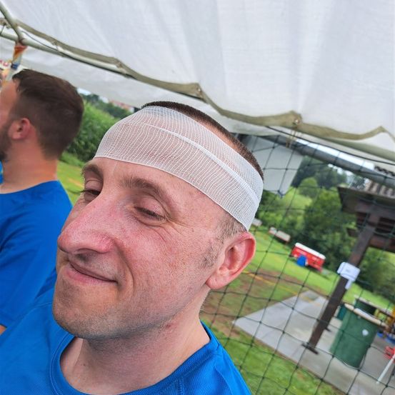 Bild enthält, Head, Person, Photography, Portrait, Grass, Shelter, T-Shirt, Adult, Male, Man