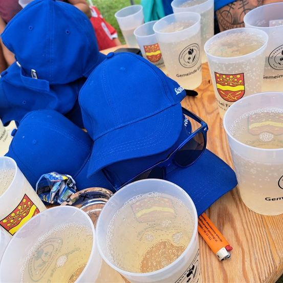 Bild enthält, Baseball Cap, Cap, Clothing, Hat, Tape, Cup, Disposable Cup, Person