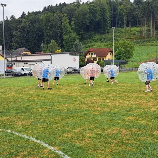 Bild enthält, People, Person, Footwear, Shoe, Car, Vehicle, Field, Machine, Wheel, Football