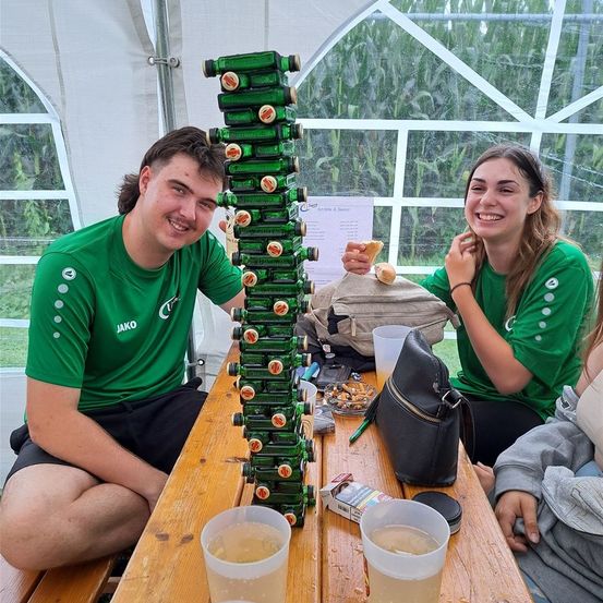 Bild enthält, Table, Dining Table, Beer, Adult, Male, Man, Person, Portrait, Urban, Bread