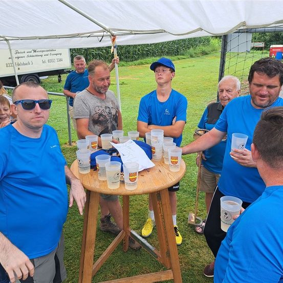 Bild enthält, People, Person, Sunglasses, Adult, Male, Man, Outdoors, Nature, Table, Grass