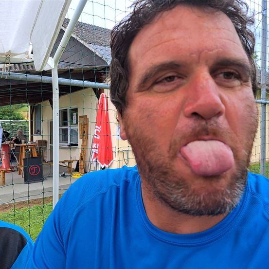 Bild enthält, Shelter, Face, Person, Photography, Portrait, T-Shirt, Grass, Adult, Male, Man