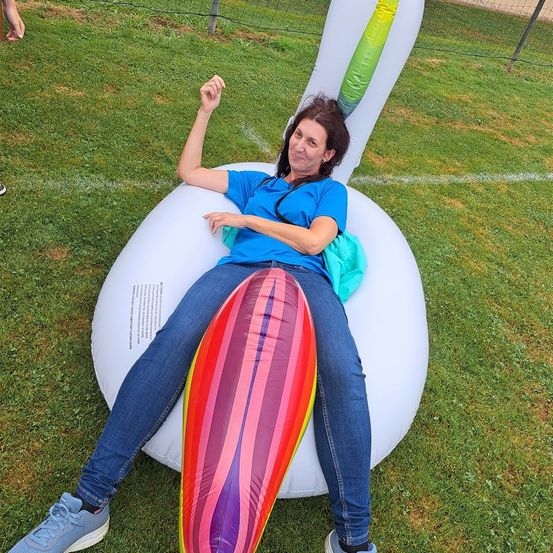 Bild enthält, Furniture, Female, Girl, Person, Teen