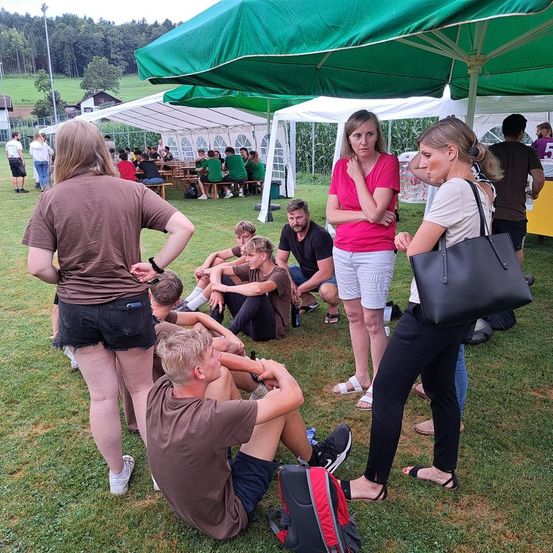 Bild enthält, People, Person, Shelter, Grass, Adult, Female, Woman, Shorts, Boy, Teen