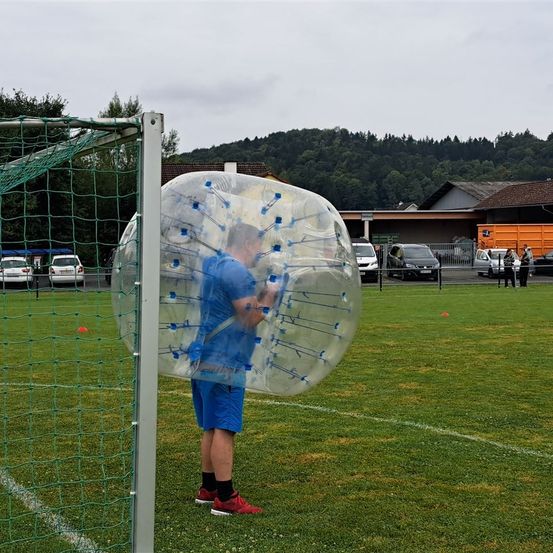 Bild enthält, Outdoors, Shelter, Grass, Person, Portrait, People, Car, Tennis Ball, Field, Tree