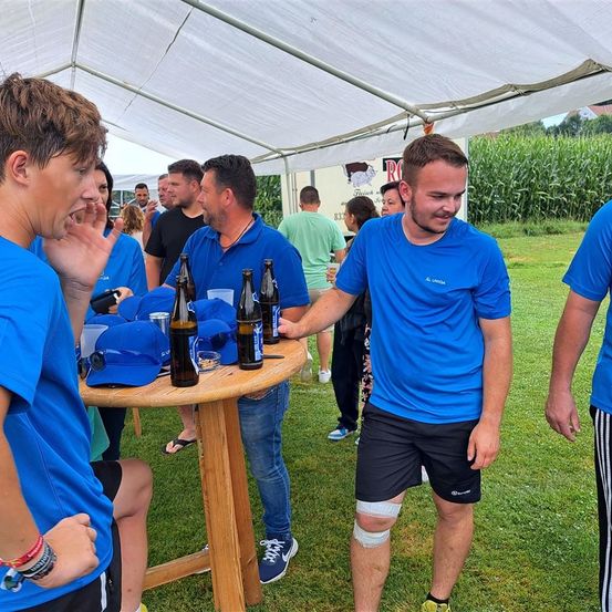 Bild enthält, Outdoors, Nature, Countryside, Farm, Rural, Adult, Male, Man, Person, Beverage