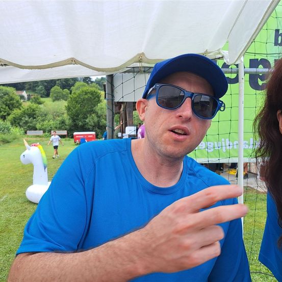 Bild enthält, Sunglasses, Grass, Park, Person, Photography, Portrait, T-Shirt, Glasses, Baseball Cap, Man
