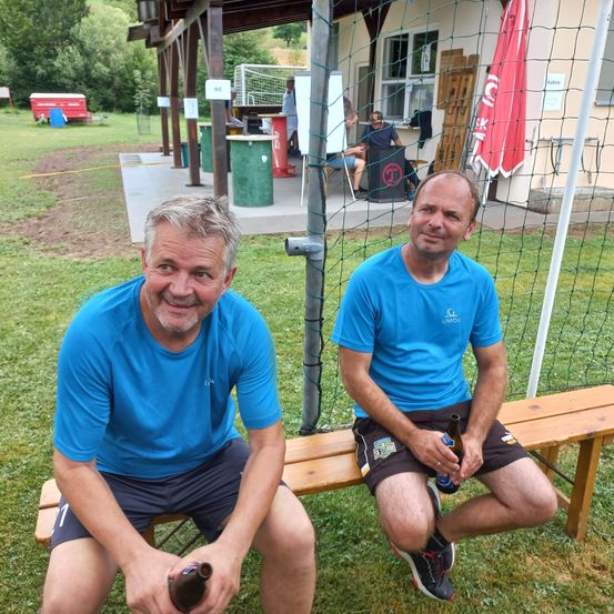 Bild enthält, Grass, Shelter, Park, Backyard, Yard, Shorts, Photography, Portrait, T-Shirt, Summer