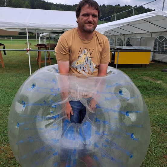 Bild enthält, Outdoors, Shelter, Person, Photography, Portrait, T-Shirt, Grass, Backyard, Park, Sphere