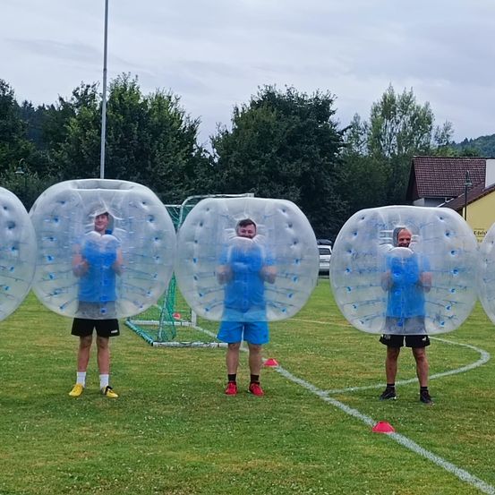 Bild enthält, Grass, Shoe, Person, Adult, Male, Man, People, Face, Shorts, Game