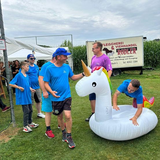 Bild enthält, People, Person, Boy, Male, Teen, T-Shirt, Adult, Man, Shorts, Shoe
