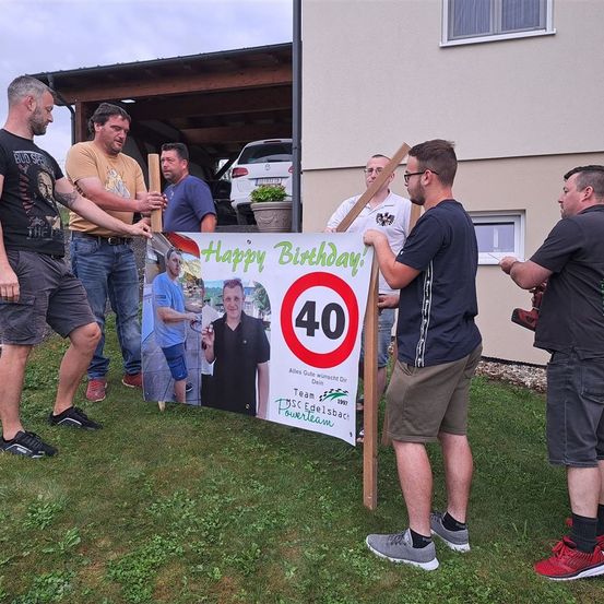 Bild enthält, T-Shirt, Shorts, Sword, Person, Adult, Male, Man, Advertisement, People, Grass