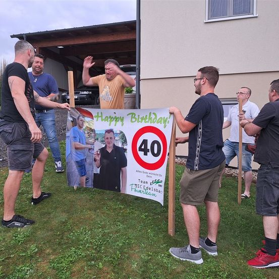 Bild enthält, Shorts, T-Shirt, Advertisement, Grass, Adult, Male, Man, Person, Baton, People