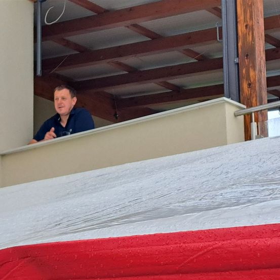 Bild enthält, Adult, Male, Man, Person, Crowd, Face, Head, Audience