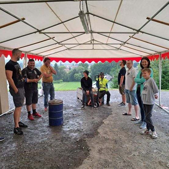 Bild enthält, Outdoors, Shelter, People, Person, Adult, Male, Man, Jeans, Pants, Shorts