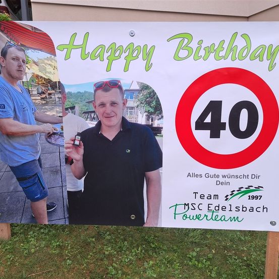 Bild enthält, Advertisement, T-Shirt, Poster, Adult, Male, Man, Person, Text, Face, Symbol