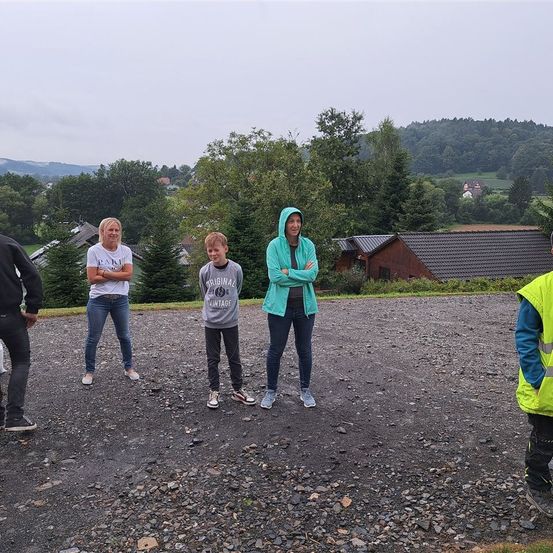 Bild enthält, Person, Walking, Outdoors, Jeans, Boy, Child, Male, Adult, Man, Hoodie