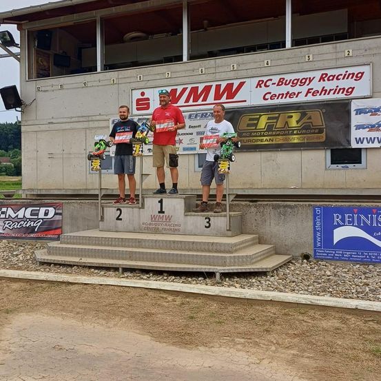 Bild enthält, Shorts, Shelter, Adult, Male, Man, Person, Path, Urban, Shoe, Advertisement