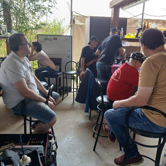 Bild enthält, Pants, Person, Sitting, Photography, Portrait, Restaurant, Adult, Male, Man, Table