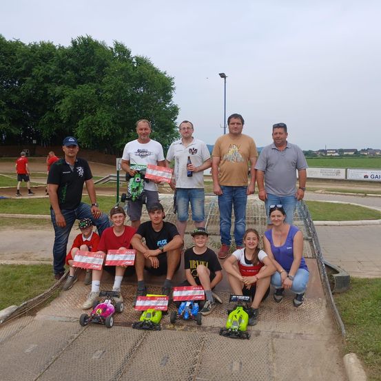 Bild enthält, Grass, Park, People, Person, Portrait, Pants, T-Shirt, Summer, Adult, Man