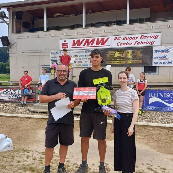 Bild enthält, Shorts, Shelter, T-Shirt, Advertisement, Person, Portrait, Poster, Adult, Male, Man